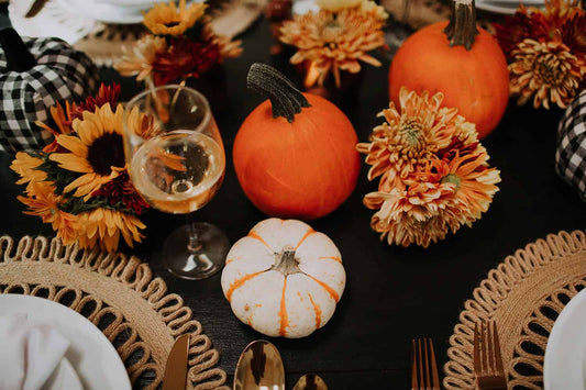 THE PERFECT WAY TO SET YOUR FRIENDSGIVING TABLE